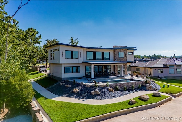 view of front of home featuring a patio area and a front yard