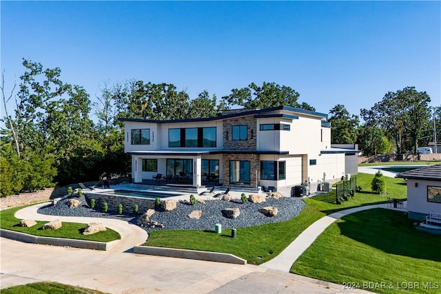 view of front facade featuring a front lawn