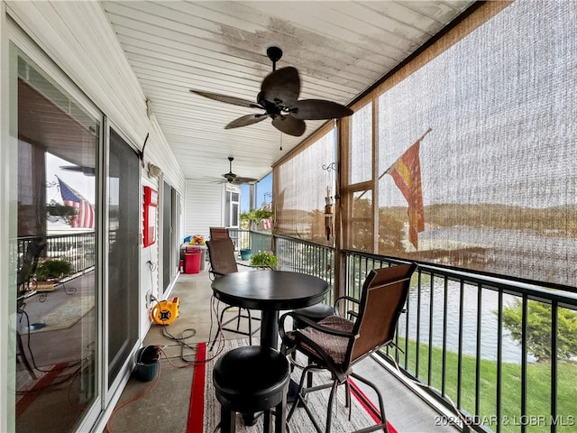 sunroom with ceiling fan