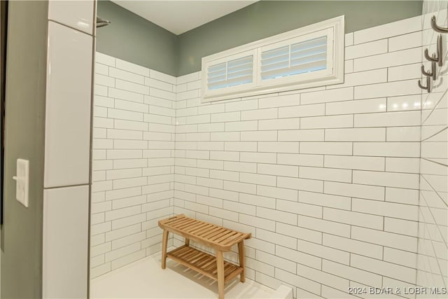 bathroom featuring a tile shower