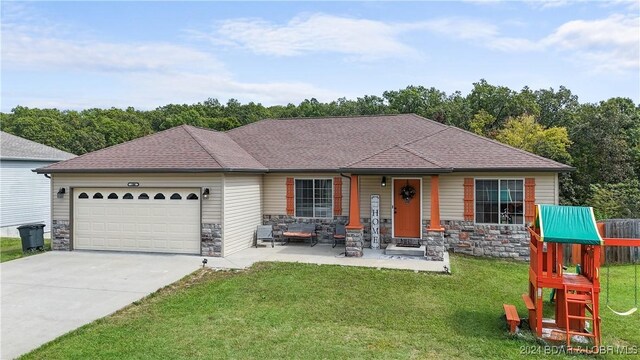 view of front facade featuring a garage and a front lawn