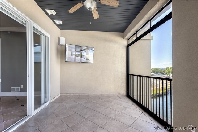 balcony featuring ceiling fan