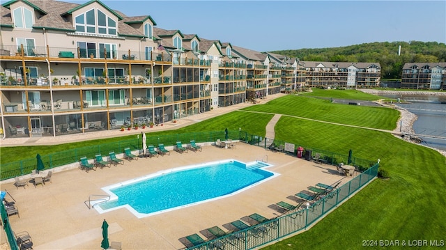 view of swimming pool with a lawn