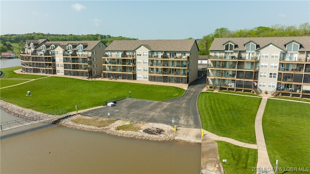 bird's eye view with a water view