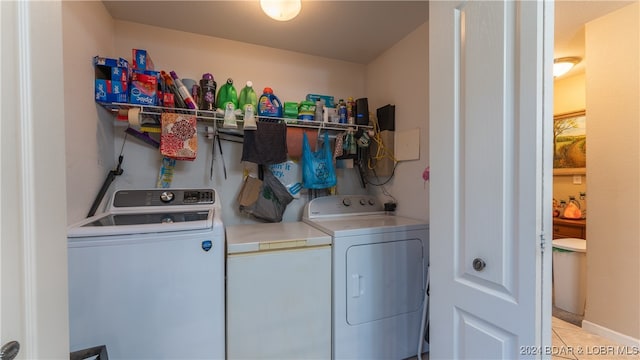 laundry area featuring light tile patterned floors and independent washer and dryer