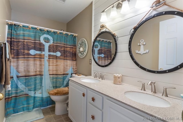 bathroom with a shower with curtain, vanity, and toilet