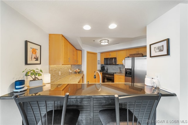 kitchen with sink, backsplash, kitchen peninsula, and black appliances