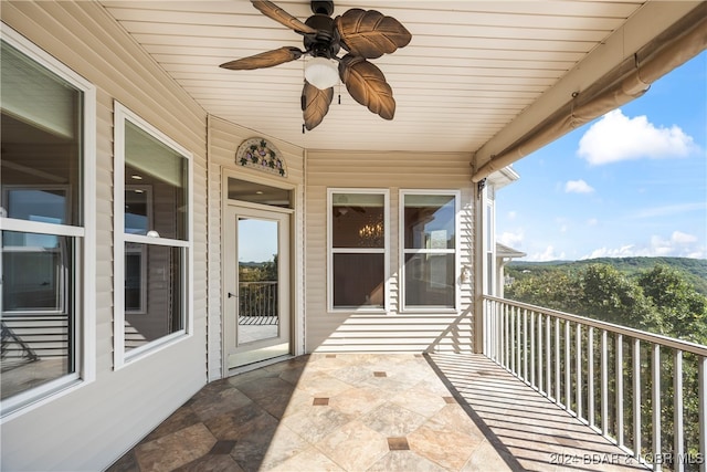 balcony featuring ceiling fan