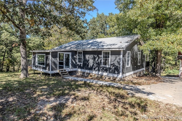 view of front of house with a front lawn