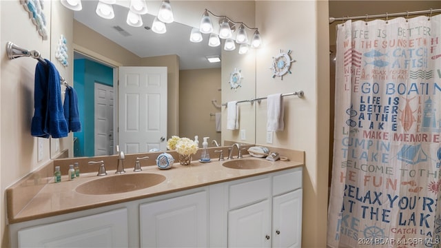 bathroom featuring a shower with curtain and vanity