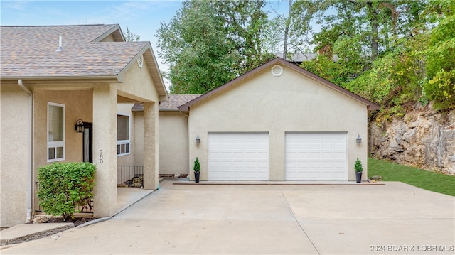 view of front facade featuring a garage