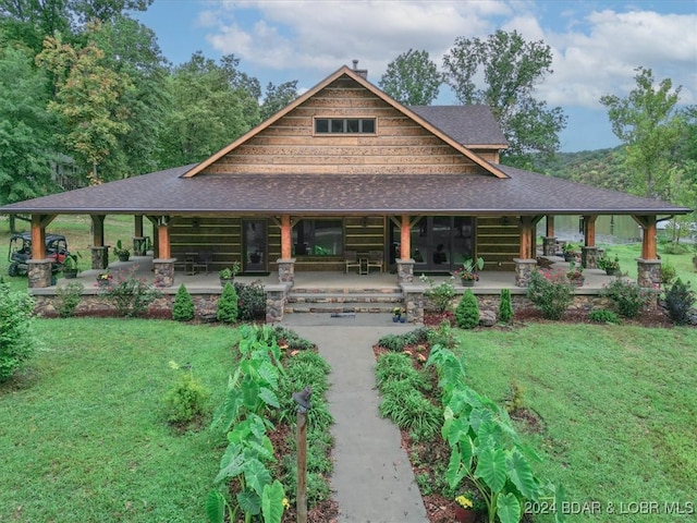 view of front facade featuring a front yard and a patio