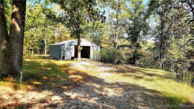 view of yard with an outbuilding