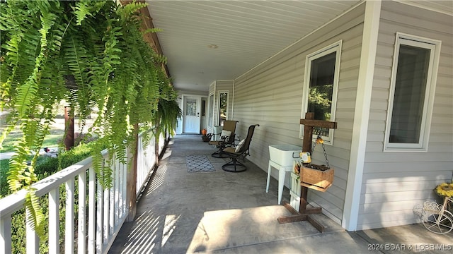 view of patio / terrace with covered porch