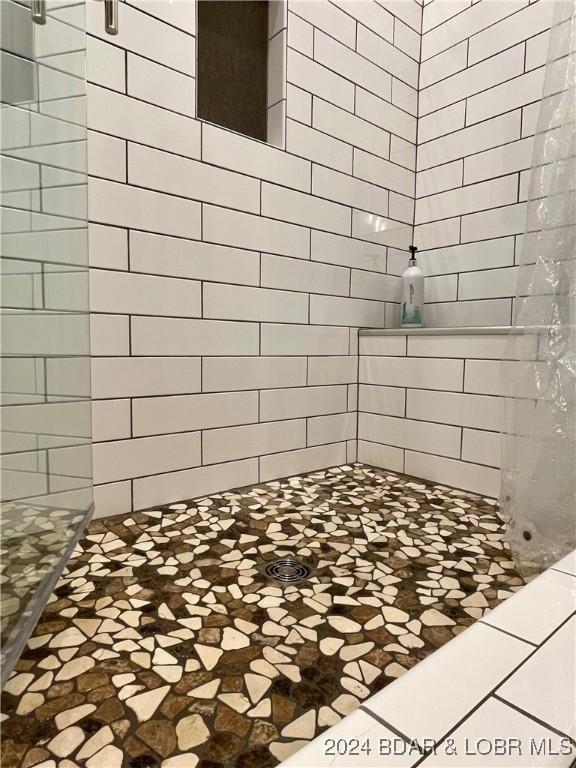 bathroom with a tile shower