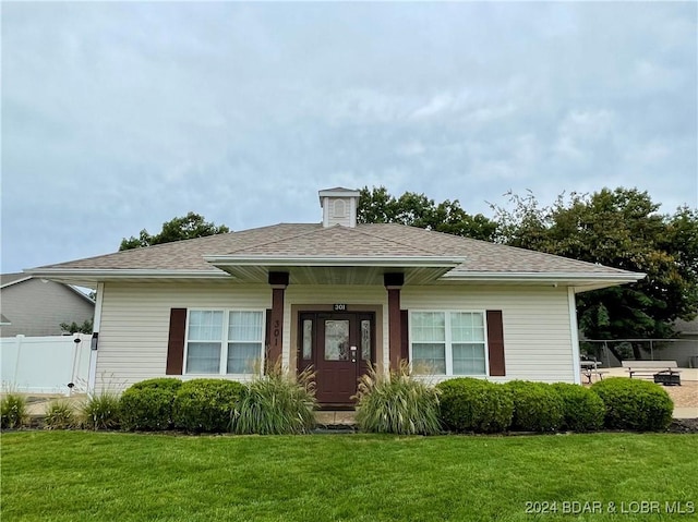 view of front of house with a front lawn