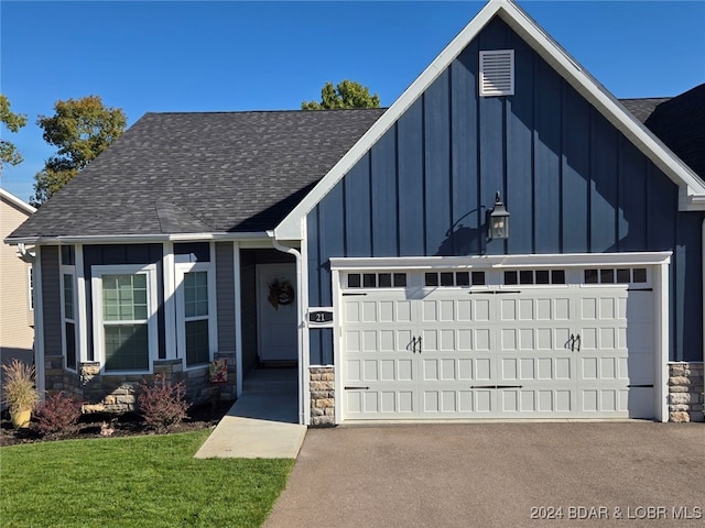 view of front facade featuring a front lawn and a garage