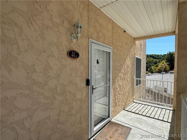 property entrance featuring a balcony