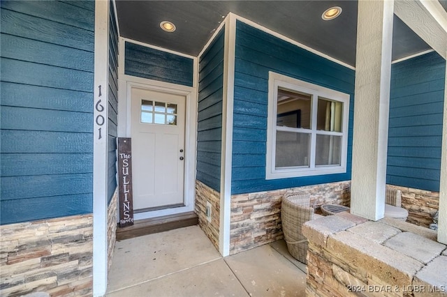 property entrance featuring a porch