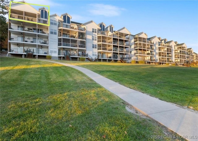 view of property's community featuring a lawn