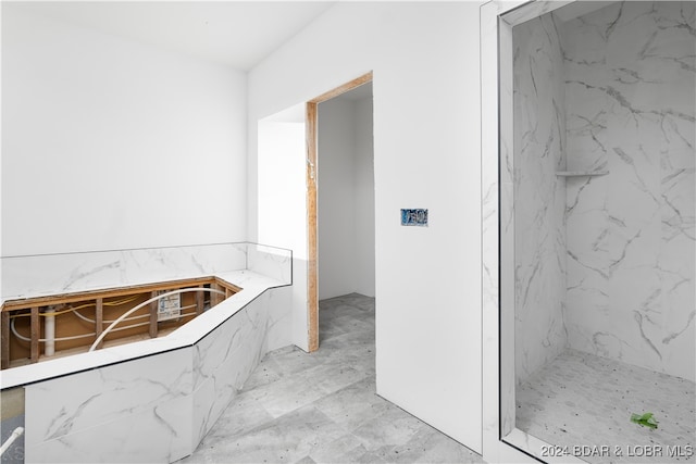 bathroom featuring a tile shower