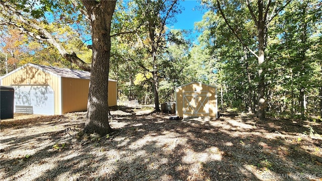 view of yard featuring an outdoor structure