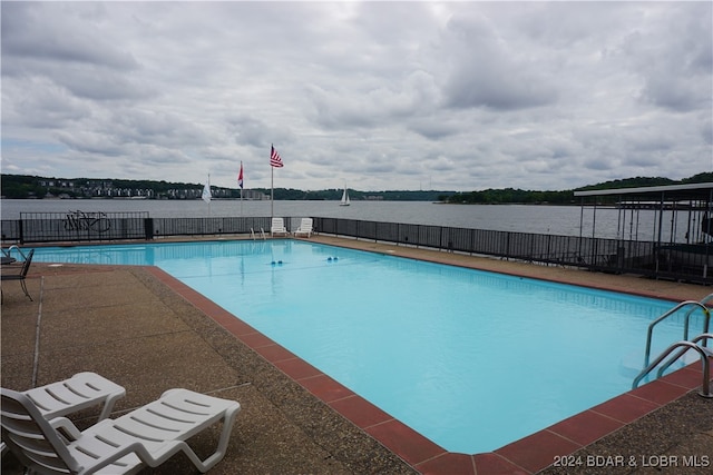 view of pool featuring a water view