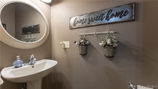 bathroom featuring sink