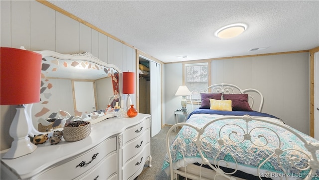 bedroom featuring carpet floors and a textured ceiling