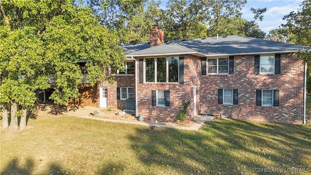 view of front of property with a front lawn