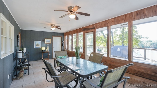 sunroom with ceiling fan