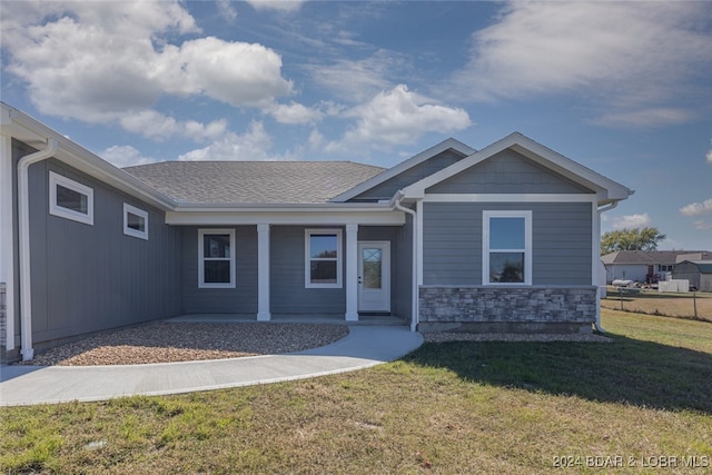 view of front of house featuring a front lawn