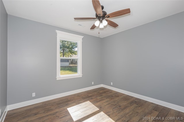 unfurnished room with dark wood-type flooring and ceiling fan