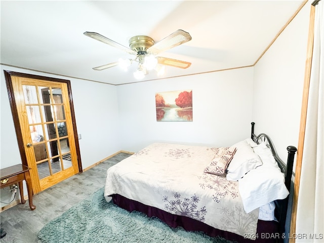 bedroom featuring light wood-style floors, baseboards, and a ceiling fan