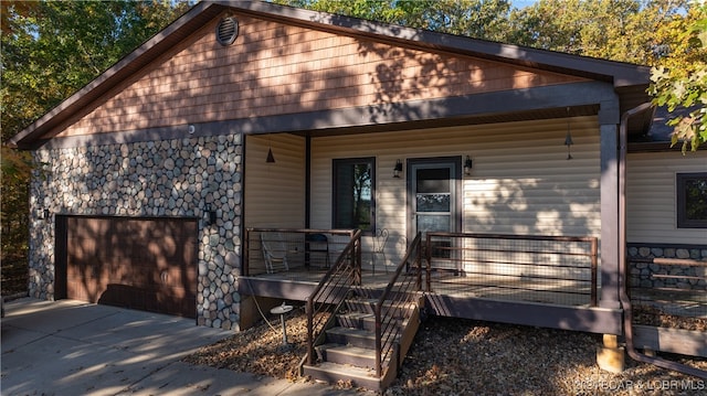 view of front facade featuring covered porch and a garage