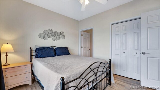 4935 Robins Cir Unit 111, Osage Beach, MO 65065 - bedroom featuring ceiling fan, a closet, and light wood finished floors