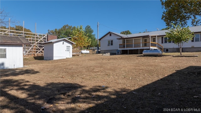 view of yard with a storage unit