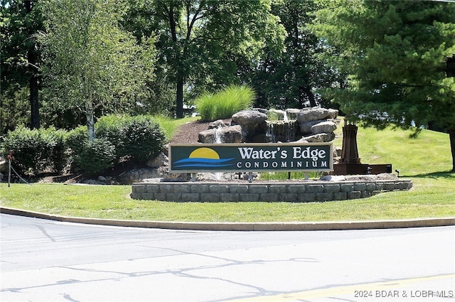 community sign featuring a lawn