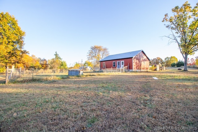 view of yard featuring an outbuilding