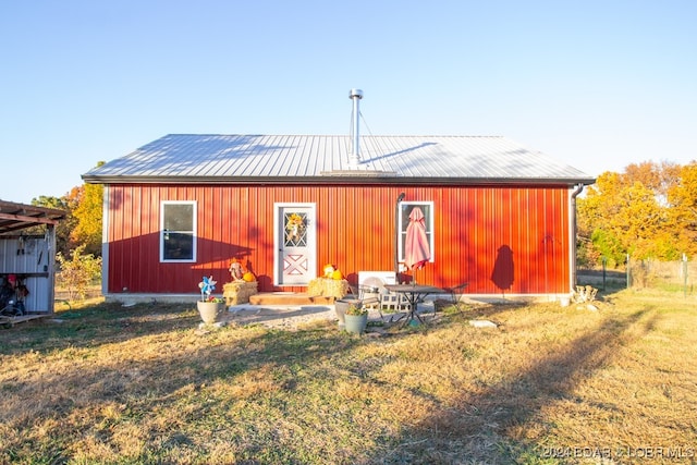 view of front of home featuring a patio and a front lawn