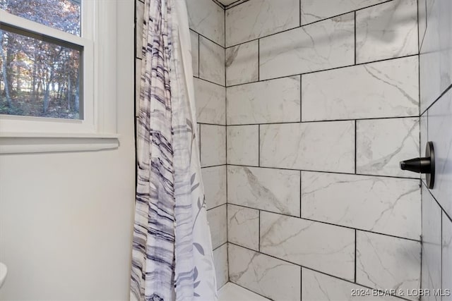 bathroom featuring a shower with shower curtain