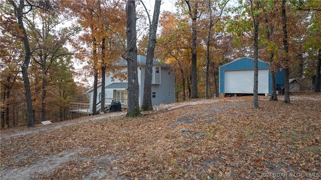 view of yard featuring an outbuilding and a garage