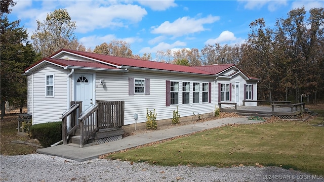 view of front of property featuring a front lawn