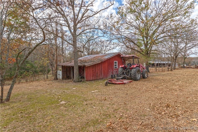 view of yard with an outdoor structure