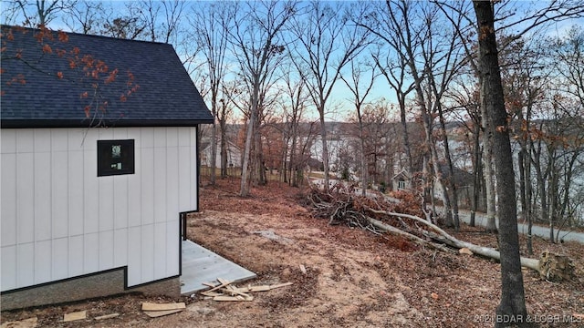 view of yard with an outbuilding