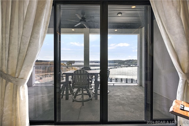 entryway featuring ceiling fan