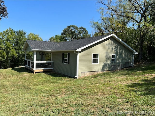 view of side of property featuring a lawn