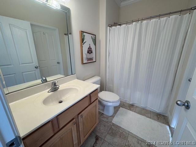 bathroom with toilet, tile patterned flooring, crown molding, a shower with shower curtain, and vanity