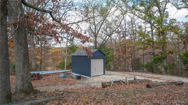 view of yard featuring a storage unit