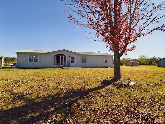 view of front of house featuring a front yard